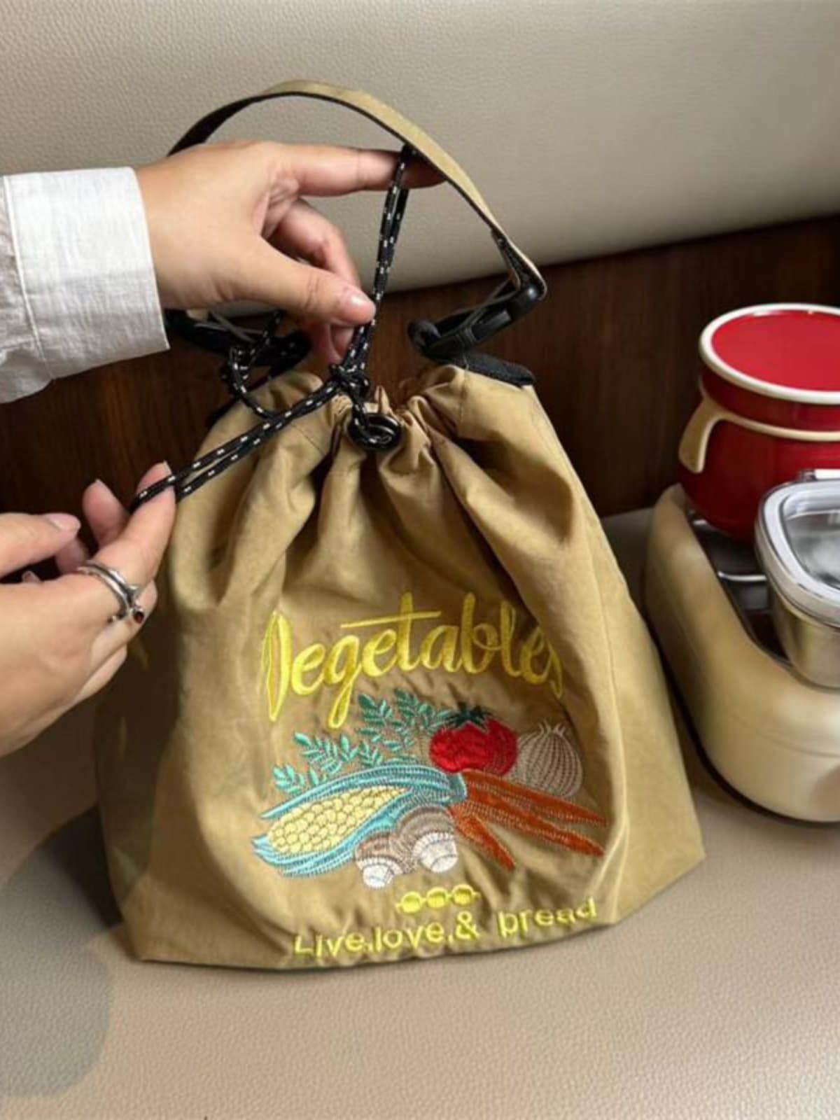 ランチバッグ 保冷 野菜刺繍入り保冷巾着ランチバッグ