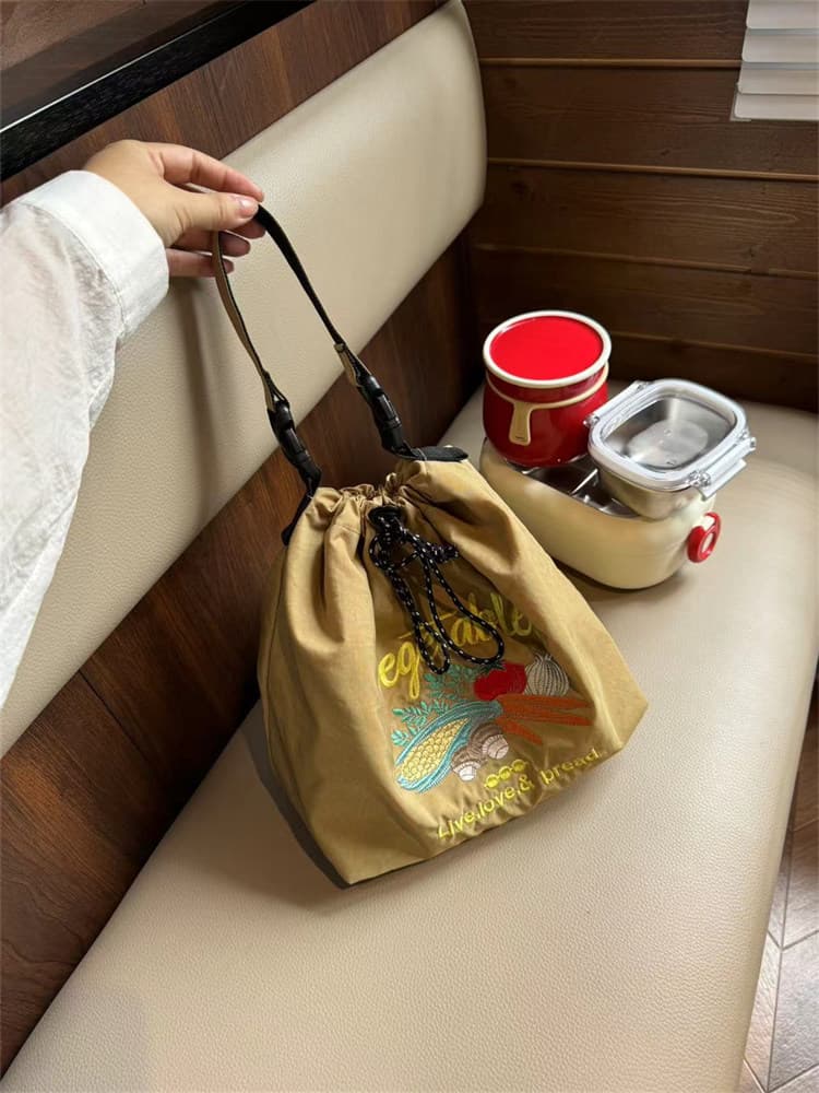 ランチバッグ 保冷 野菜刺繍入り保冷巾着ランチバッグ